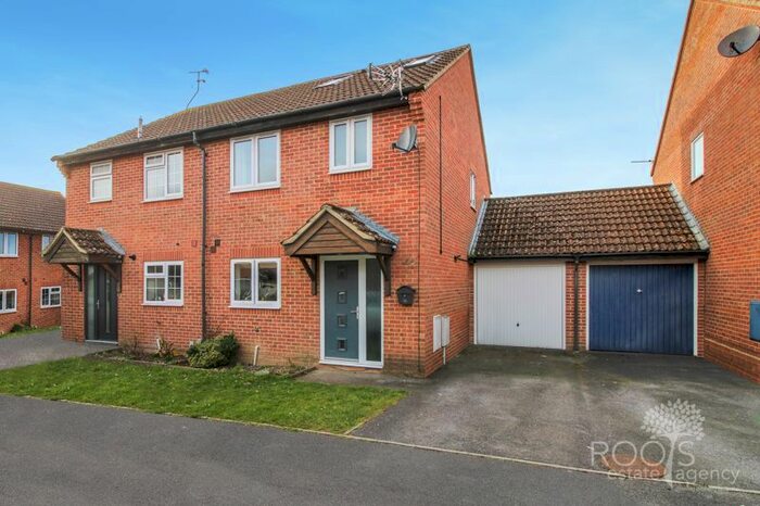 4 Bedroom Semi-Detached House For Sale In Cropper Close, Thatcham, RG19