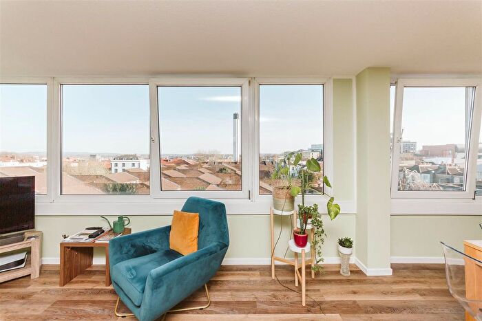 3 Bedroom Flat For Sale In High Kingsdown, Kingsdown, Bristol, BS2