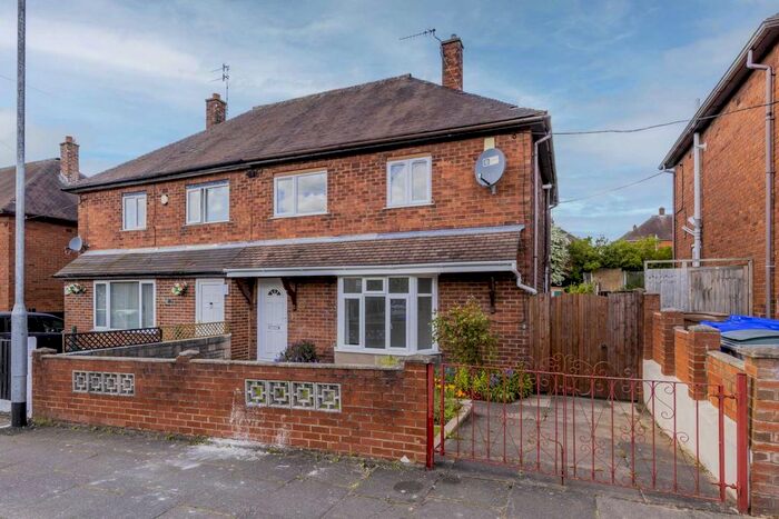 3 Bedroom Semi-Detached House To Rent In Wellfield Road, Bentilee, ST2