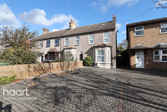 4 Bedroom End Of Terrace House For Sale In Mill Road, Aveley, RM15