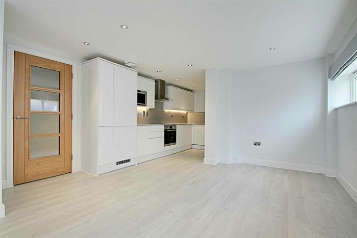 2 Bedroom Flat To Rent In High Street, Berkhamsted, HP4