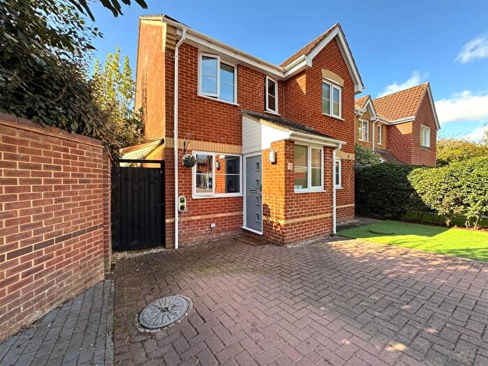 3 Bedroom Detached House For Sale In Tracy Close, Swindon, SN25