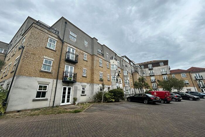 2 Bedroom Flat To Rent In Bedroom Top Floor Flat In Southend On Sea, SS1