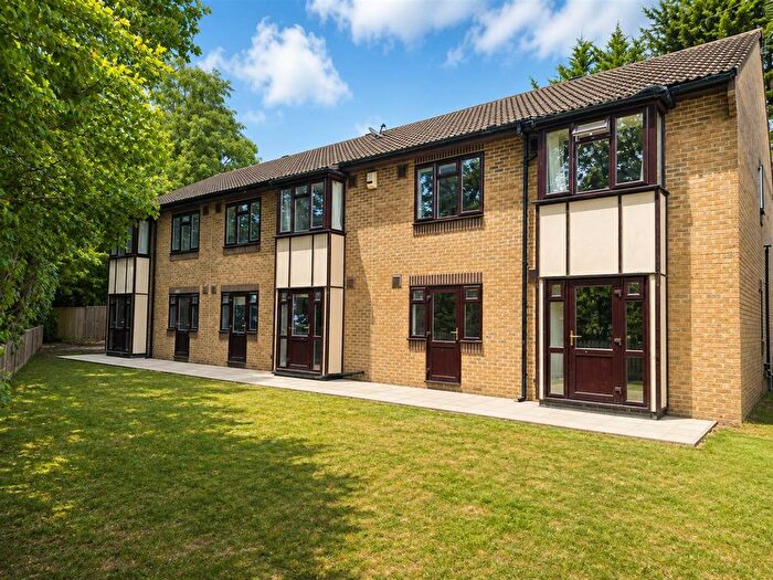 2 Bedroom Flat To Rent In Buffers Lane, Leatherhead, KT22