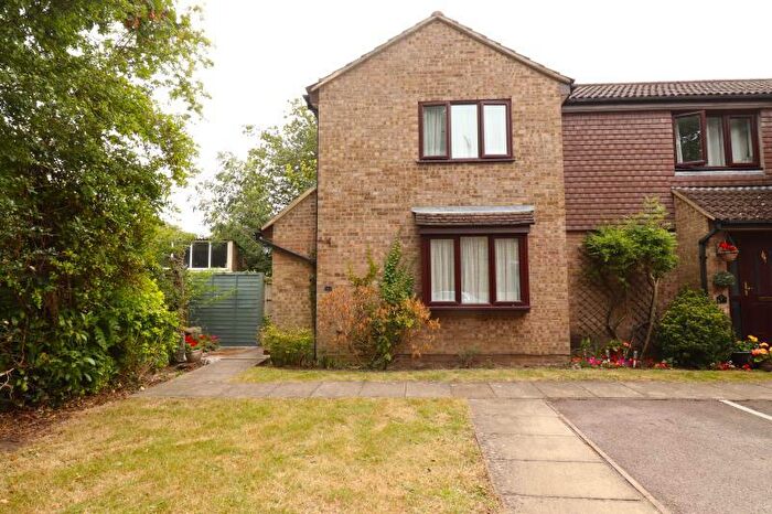 1 Bedroom End Of Terrace House To Rent In Countisbury Gardens, Addlestone, KT15