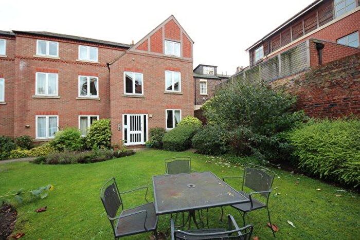 2 Bedroom Flat To Rent In Queens Court, York, YO1
