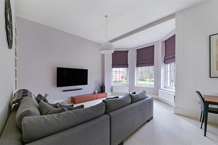 2 Bedroom Flat For Sale In Glanville Way, Epsom, KT19