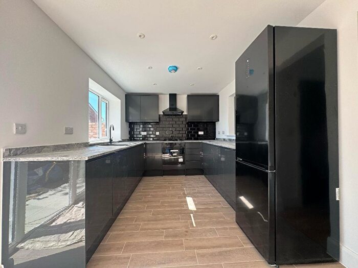 5 Bedroom End Of Terrace House To Rent In Grange Way, Slough, Iver, SL0