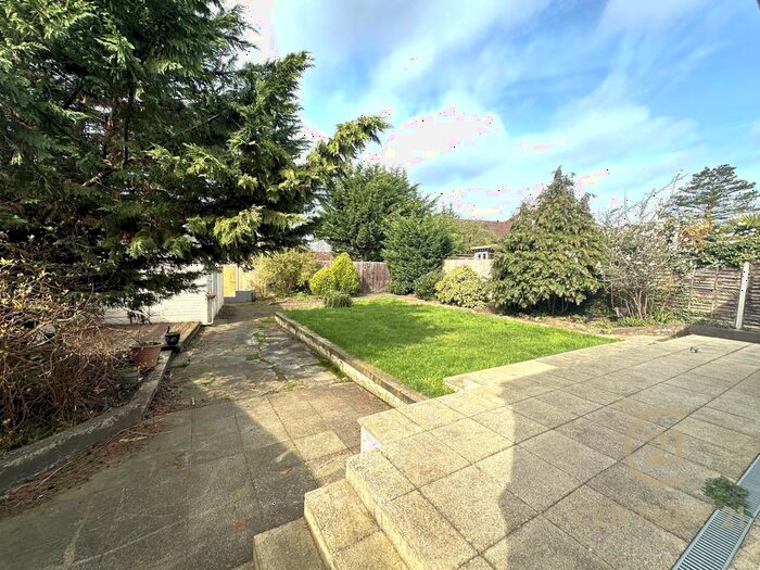 4 Bedroom Bungalow To Rent In The Warren, Worcester Park, KT4