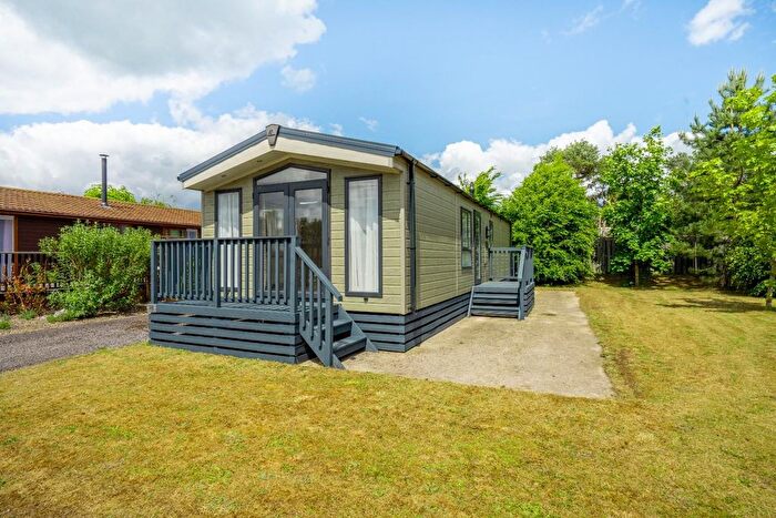 2 Bedroom Mobile/park Home For Sale In Hull Road, Wilberfoss, York, YO41