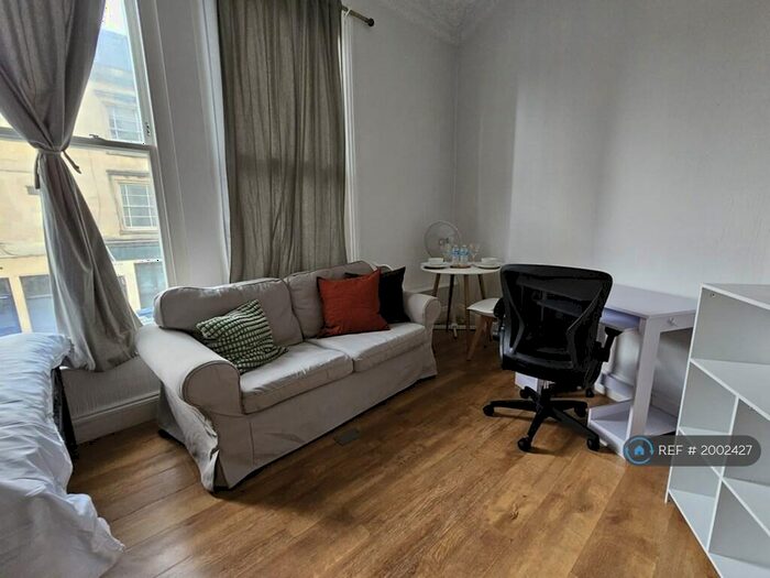 Studio To Rent In First Floor, Bristol, BS8 - Photo 2