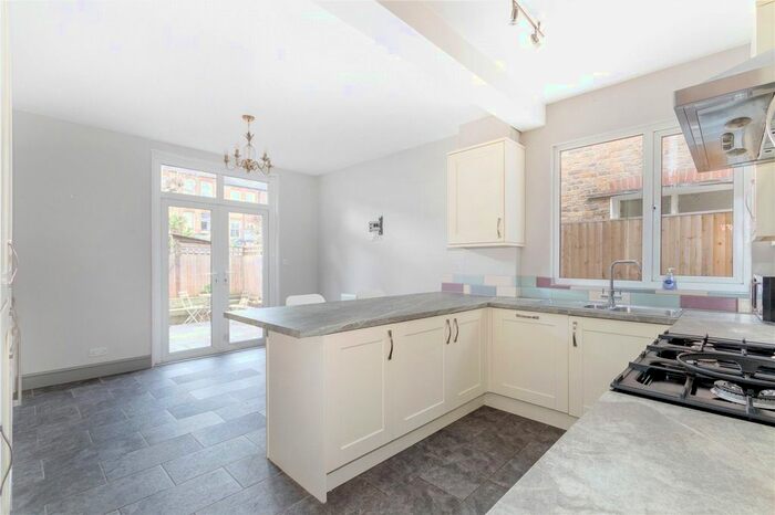 2 Bedroom Flat To Rent In Mantilla Road, London, SW17