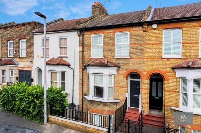 3 Bedroom Detached House To Rent In Gordon Road, London, E18