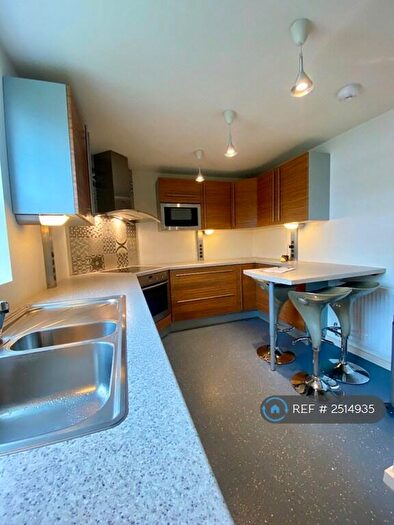 3 Bedroom Flat To Rent In Oaklands Court, Chichester, PO19