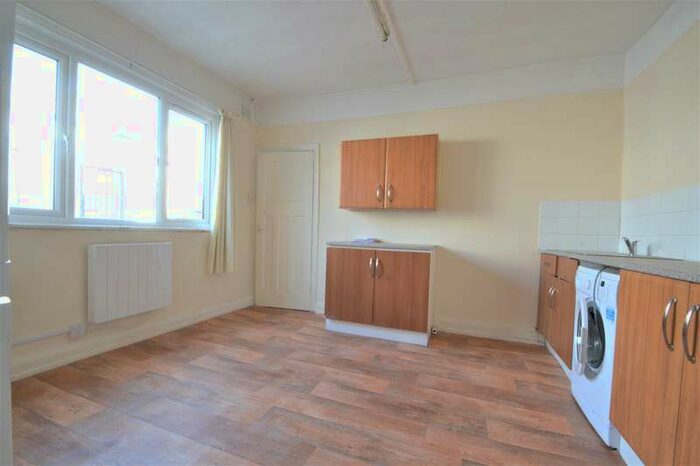 2 Bedroom Apartment To Rent In Downham Way, Bromley, Greater London, BR1