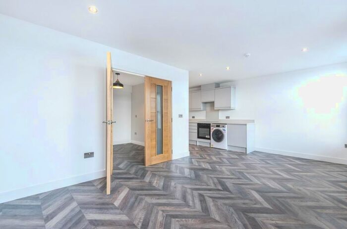 1 Bedroom Flat To Rent In - London Road, Camberley, GU15