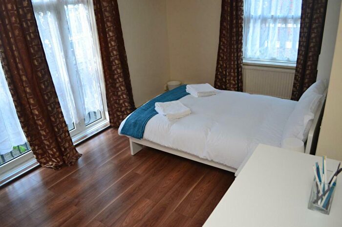 3 Bedroom Flat To Rent In Turin Street, London, E2