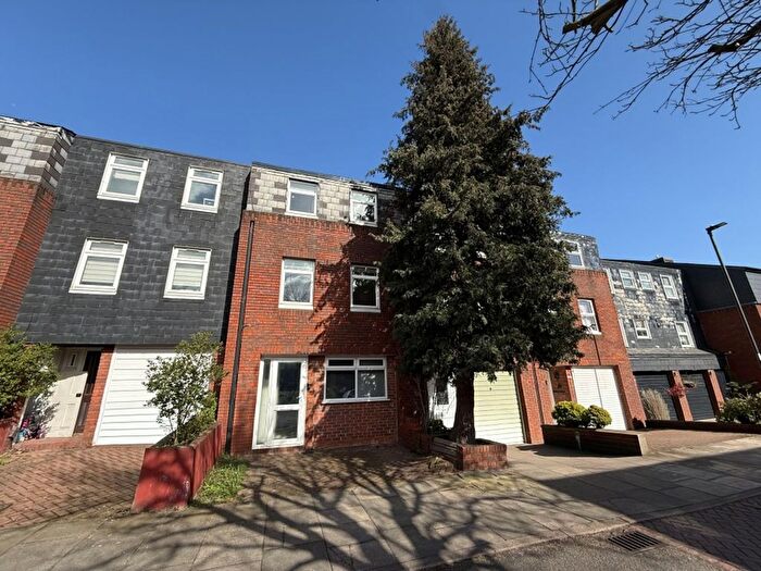 4 Bedroom Terraced House For Sale In Colebrook Way, London, N11