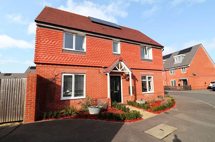 3 Bedroom Detached House For Sale In Warwick Way, Bursledon, SO31