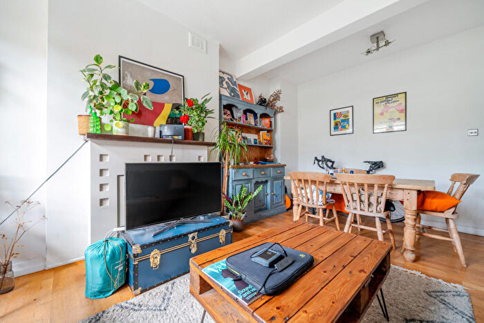 2 Bedroom Flat For Sale In Underhill Road, East Dulwich, London, SE22