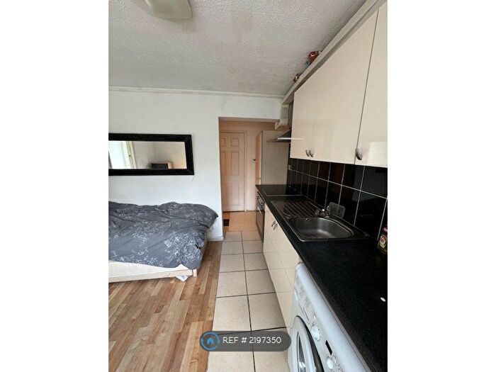 Studio To Rent In Federal Road, Perivale, Greenford, UB6