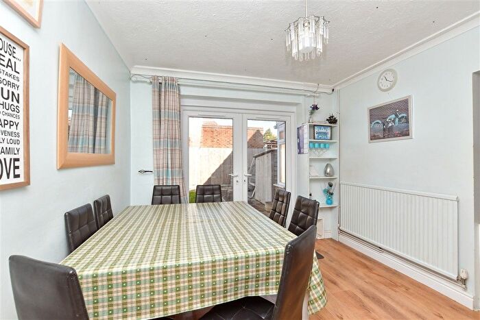 4 Bedroom Chalet For Sale In Parish Road, Minster-On-Sea, Sheerness, Kent, ME12