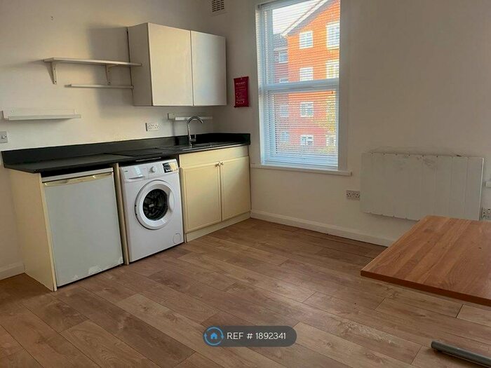 Studio To Rent In Stratford, London, E15