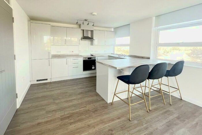 2 Bedroom Flat To Rent In Oldham Road, Manchester, Greater Manchester, M40