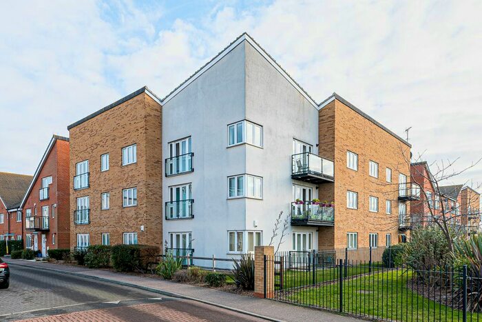 2 Bedroom Flat To Rent In Military Close, Essex SS3