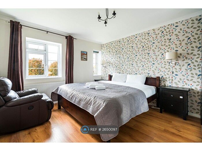 3 Bedroom Flat To Rent In Ashridge Court, London, N14