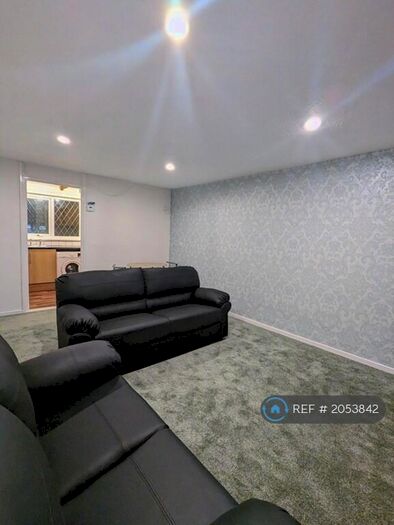 2 Bedroom Flat To Rent In St. Lukes Crescent, Leeds, LS11