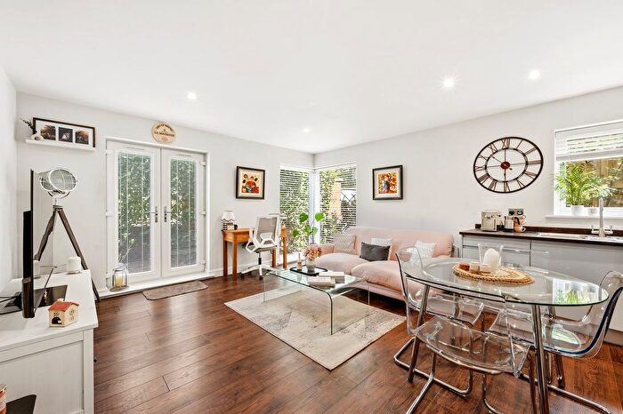 1 Bedroom Flat For Sale In Baker Street, Weybridge, KT13