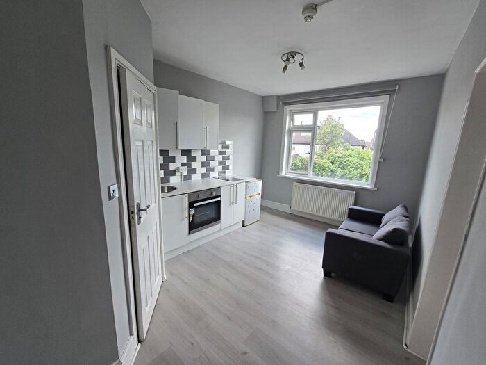 1 Bedroom Flat To Rent In Leeside Crescent, Golders Green, NW11