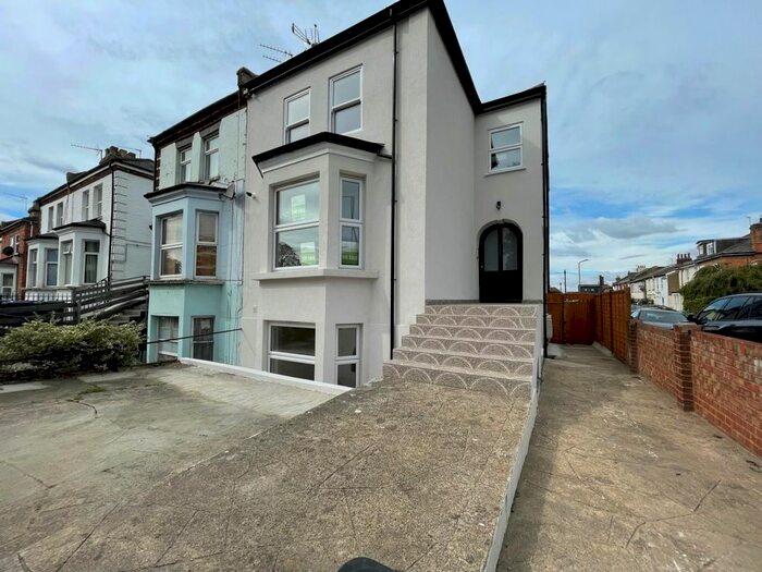 2 Bedroom Flat To Rent In Ballards Lane, London, N3