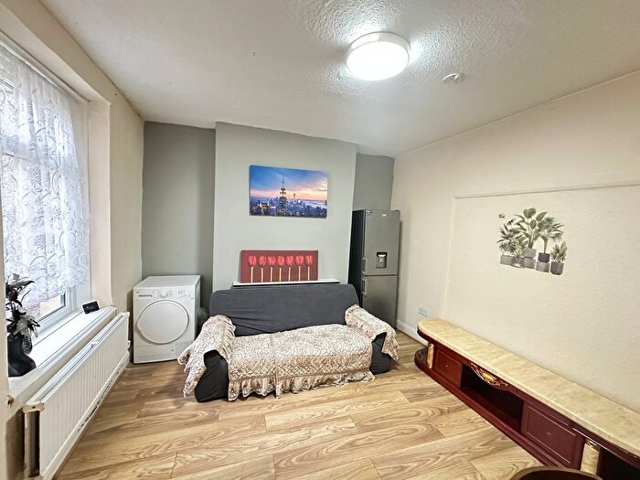 3 Bedroom Terraced House To Rent In Oxford Street, Swansea, SA1
