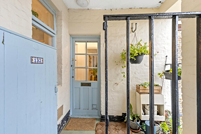 1 Bedroom Apartment For Sale In Gibson Gardens, London, N16