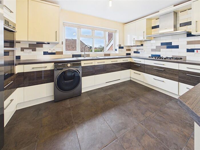 3 Bedroom Flat To Rent In Cottimore Lane, Walton-On-Thames, KT12