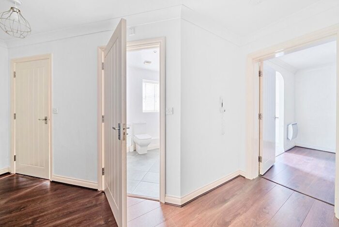2 Bedroom Flat For Sale In International Way, Sunbury-On-Thames, TW16
