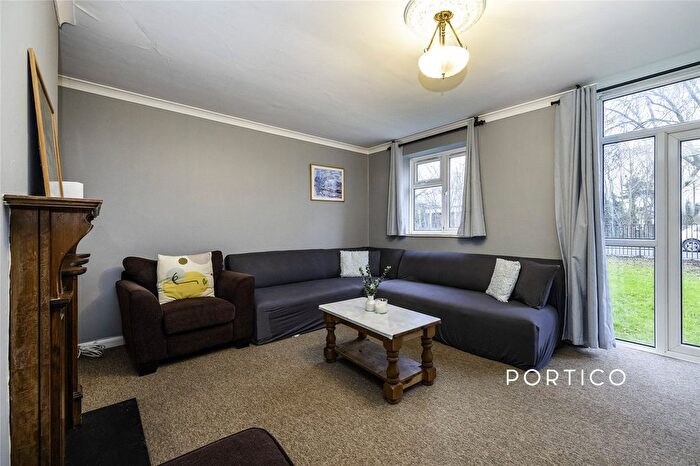 3 Bedroom Flat To Rent In Spencer Park, London, SW18