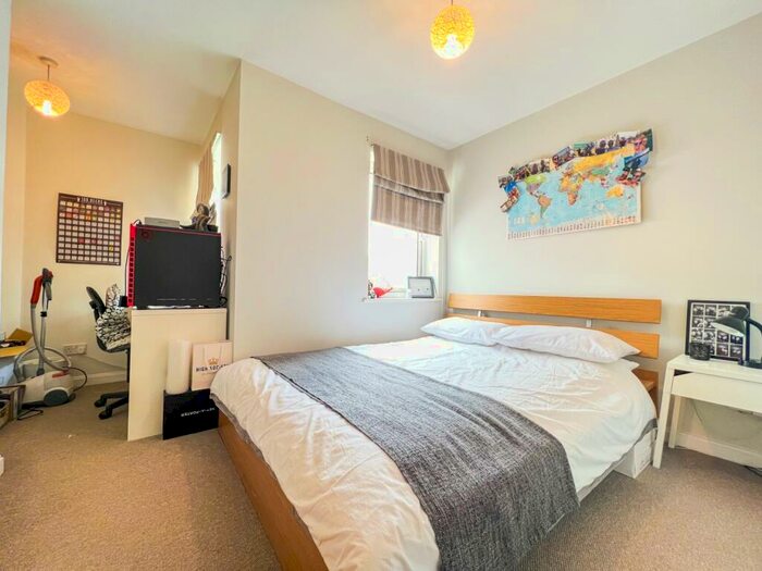 2 Bedroom Flat To Rent In Adventurer`s Quay, Cardiff Bay, CF10