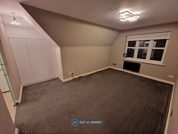 2 Bedroom Flat To Rent In Wellington House, Watford, WD24