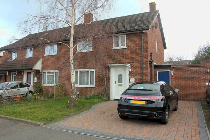 3 Bedroom Semi-Detached House To Rent In Kingfield, GU22