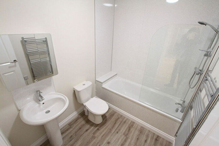 2 Bedroom Apartment To Rent In Castle Street, Banbury, Oxon, OX16