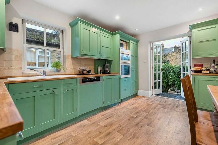 3 Bedroom Flat To Rent In Engadine Street, Wandsworth, London, SW18