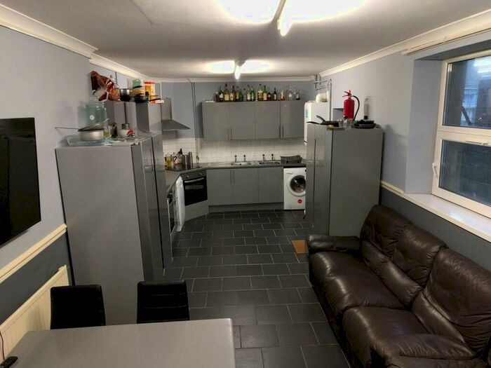 6 Bedroom House To Rent In Mansel Street, City Centre, Swansea, SA1