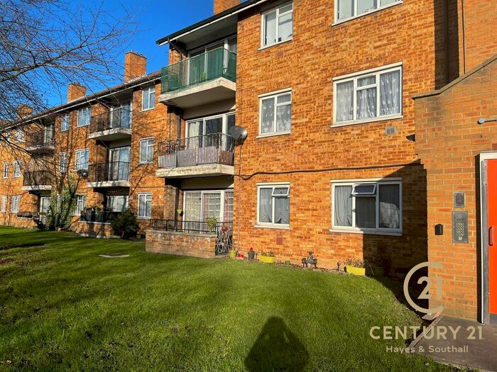 2 Bedroom Flat To Rent In Croyde Avenue, Hayes UB3