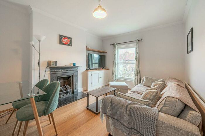 2 Bedroom Flat To Rent In Lichfield Road, Cricklewood, London, NW2