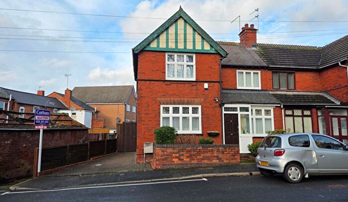 3 Bedroom Semi Detached House For Sale In School Street, Kings Hill, Wednesbury, West Midlands, WS10