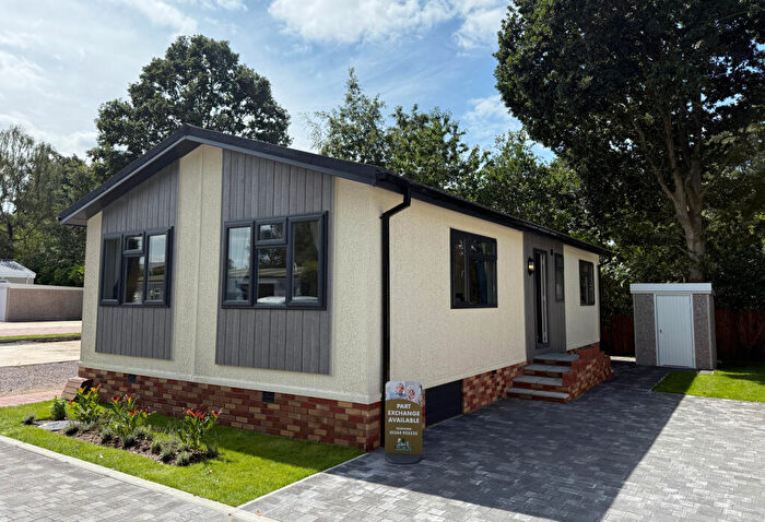 2 Bedroom Park Home For Sale In Crowthorne, Berkshire, RG40