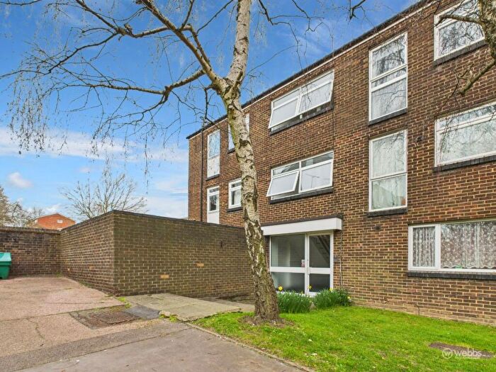 1 Bedroom Flat To Rent In Woodpecker Mount, Croydon, CR0